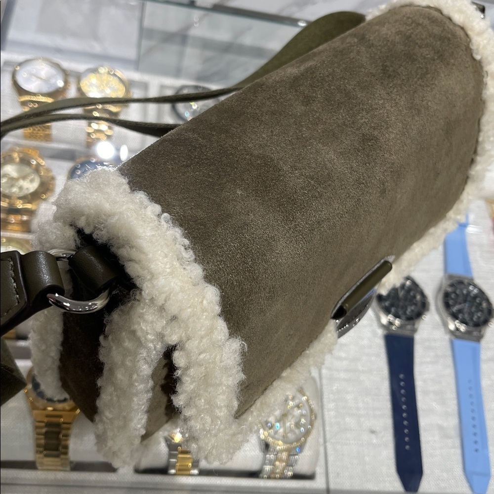 MICHAEL KORS Bradshaw Medium Suede and Faux Shearling Messenger Bag
Olive
NWT
L - Picture 4 of 16